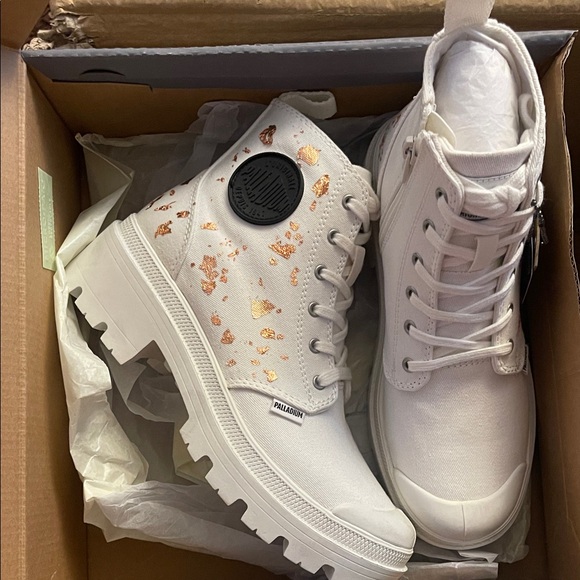 Palladium Pallabase Bootie in Star White
Textile Customize with Gold flakes - Picture 3 of 6